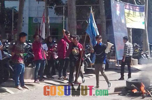Mahasiswa Muhammadiyah Aksi Tutup Jalan dan Minta Dekan FKIP Dicopot