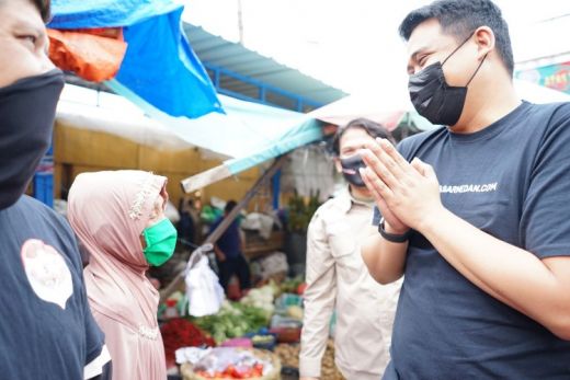 Blusukan ke Pasar Kemiri, Bobby Janjikan Pasar Bersih