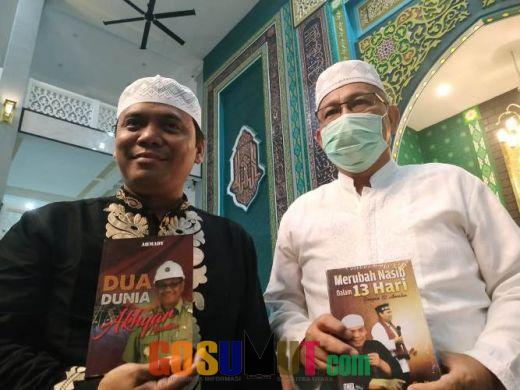 Akhyar dan Gus Nur Tukaran Buku