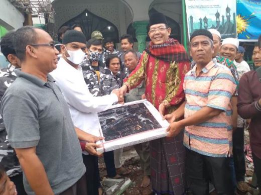 Ketua Bapera Sumut Sumbang 100 Kotak Granit ke Masjid Muslimin