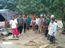 Banjir Bandang di NA IX-X, Kapolres Labuhanbatu Perintahkan Jajarannya untuk Turut Evakuasi