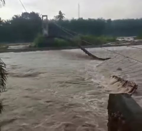 Jembatan Gantung Penguhung Desa di Palas Putus Total Diseret Arus Sungai Barumun