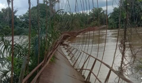 Sungai Barumun Meluap, Rusak Jembatan Gantung di Kecamatan Huristak