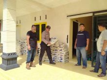 Kapolsek Marbau Turunkan Personel Pendistribusikan Paket Sembako