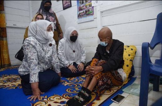 Kunjungi Penderita Kanker di Pemukiman Pinggir Rel KA, Nawal Berharap Anita Lawolo Tetap Semangat