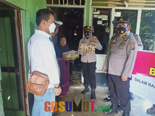 Polsek NA IX - X Bagikan Sembako kepada Warga Desa Simpang Marbau