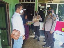 Polsek NA IX - X Bagikan Sembako kepada Warga Desa Simpang Marbau