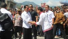 Bupati Simalungun Menyambut Kedatangan Presiden Joko Widodo Di Parapat