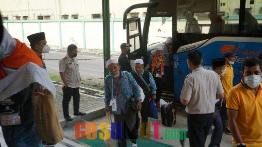Plt Bupati Langkat Sambut Kepulangan Jamaah Haji di Asrama Haji Medan