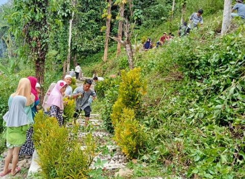 Membudayakan Gotong Royong Menjaga Lingkungan Desa Bersih Jadi Program Desa Aek Bargot