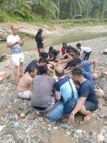 Beginilah Kesederhaan AKBP Frido, Makan bersama Keluarga Besar di Pinggir Sungai