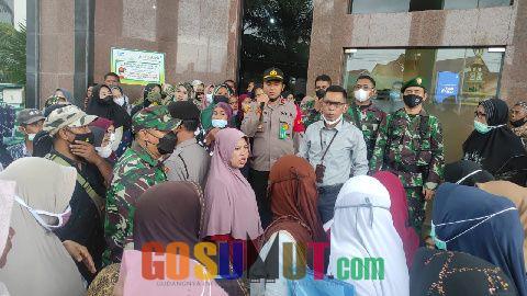 Ambil Bantuan Modal Usaha di Bank Aceh Syariah Lhokseumawe, Timbulkan Kerumunan Terpaksa Dibubarkan