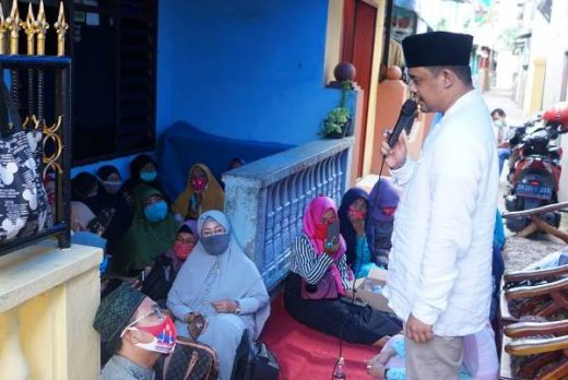 Bobby Nasution Lesehan di Gang Sempit Bersama Ibu Pengajian