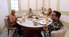 Hangat dan Akrab, Presiden Jokowi Makan Siang Bareng Tiga Capres