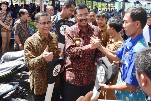 Tengku Erry Serahkan 120 Sepeda Motor Untuk Kepala Desa di Nias