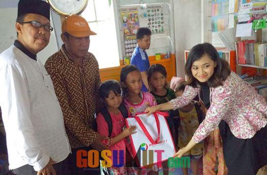 Program CSR, Pelindo 1 Bagi-bagi Sepatu Sekolah di Kampung Nelayan