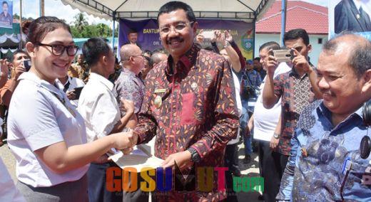 Tengku Erry Serahkan SK 2.120 Guru Tidak Tetap di Pulau Nias