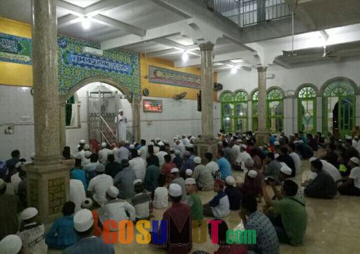 Masyarakat Palas Penuhi Masjid untuk Shalat Gerhana Bulan 