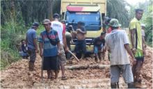 Swadaya, Warga  Gotong Royong Perbaiki Sarana Jalan Rusak