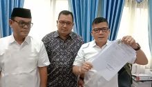 Disaksikan Wartawan, Ketua DPRD Madina Tandatangani Rekomendasi Komisi II Atas Polemik PT Rendi