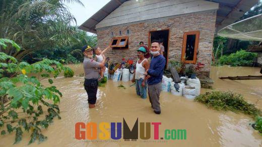 Kapolsek Torgamba Berjibaku Bantu Korban Banjir di Bakaran Batu