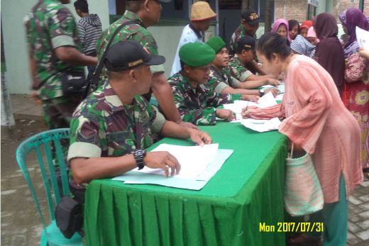 HUT ke-72 TNI, Kodim 0809/Kediri Bagikan Paket Sembako ke Warga Pra Sejahtera