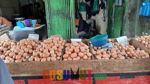 Harga Telur Ayam Ras di Pasar Sukaramai Naik
