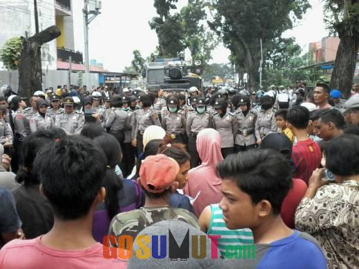 Polisi Menerobos Blokade Warga Jalan Karya Wisata