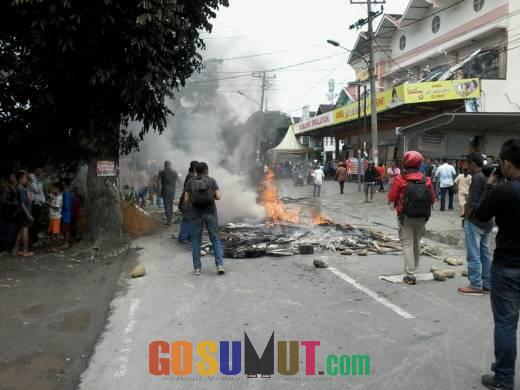 Protes Eksekusi Lahan, Warga Blokade Jalan Karya Wisata