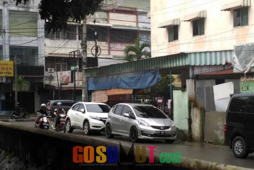 Waspada Jalan Licin Akibat Hujan yang Mengguyur Kota Medan