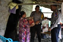 Berikan Sembako, Polres Sergai Sambangi Nek Rita yang Hidup Sebatang Kara