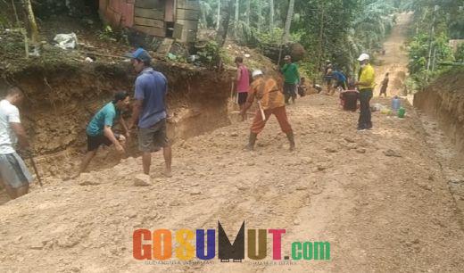 Masyarakat Desa Ujung Batu I Gotong Royong Perbaiki Akses Jalan Desa