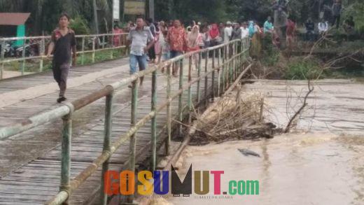 Dahsyat Banjir di Sosa, Badan Jalan Amblas dan Jembatan Nyaris Hanyut