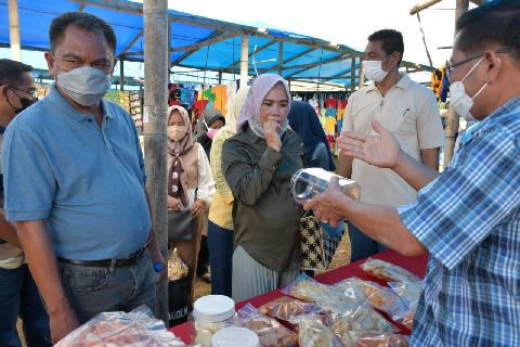 Bupati Darma Wijaya : Gerakan Belanja di Pasar Rakyat Pindahan Pajak Lelo Terus Berkelanjutan