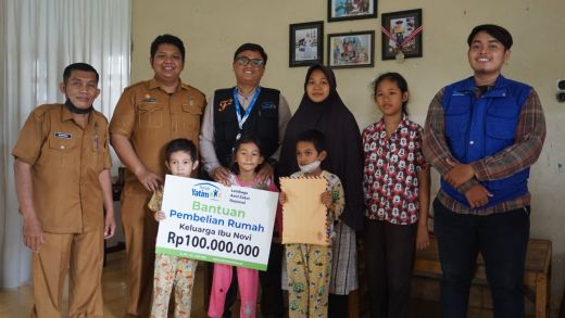 Rumah Yatim Salurkan Bantuan Rp100 Juta kepada Novi Hasnita, Ibu yang Besarkan 5 Anaknya Sendirian