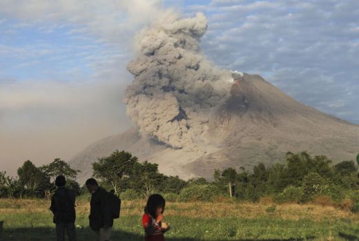 Jelang Akhir 2016, Status Gunung Sinabung jadi Awas
