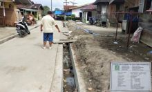 Tumpukan Tanah Dibiarkan, Warga Keluhkan Pembangunan Parit Pasangan di Kelurahan Tiga Balata